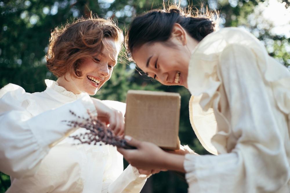 Crafting Unforgettable Moments: Plan a Unique Date with Couple Gifts!